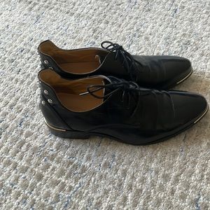 Elegant Mens Oxford dress shoes black leather, studded in the back